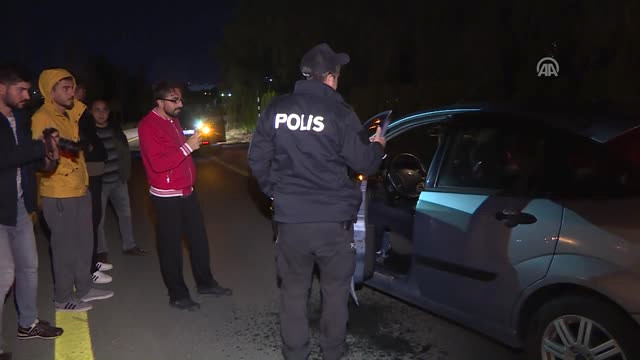 Direksiyon Başında Uyuyakalan Sürücüyü Polis Güçlükle Ayıltabildi