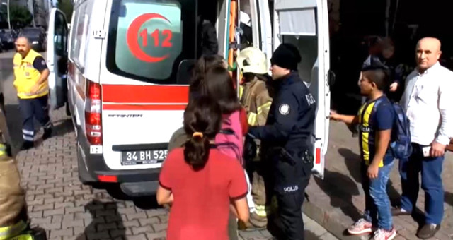 İstanbul'da Bir Ortaokulda Yangın Çıktı, Öğrenciler Tahliye Edildi