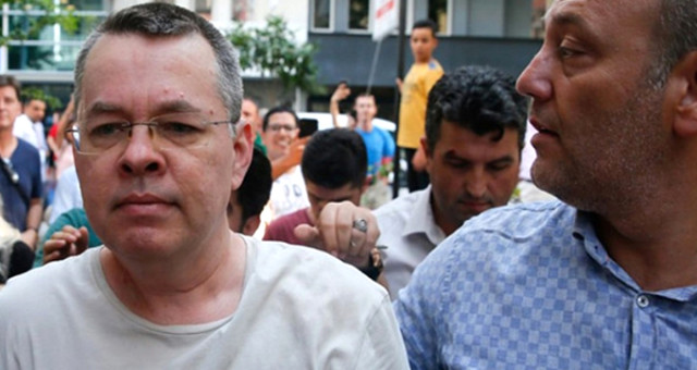 Serbest Bırakılan Rahip Brunson, İzmir'deki Evine Gitti