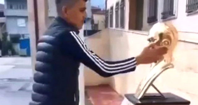 Atatürk'e Hakaret Eden Ve Videoyu Çeken Şüpheliler Gözaltına Alındı
