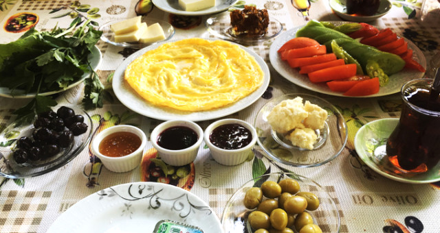Antalya'da Mesai Saatinde Kahvaltı Yapma Ve Sigara İçme Yasağı Getirildi