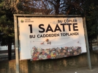 İlân Tahtasına Reklâm Yerine Çöp Astılar