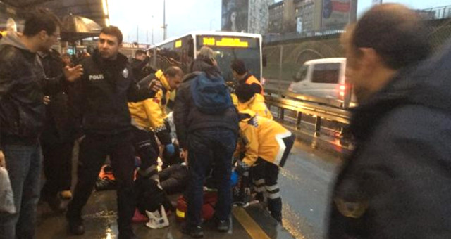 Metrobüs Durağında Kaza! Yolcu Hayatını Kaybetti