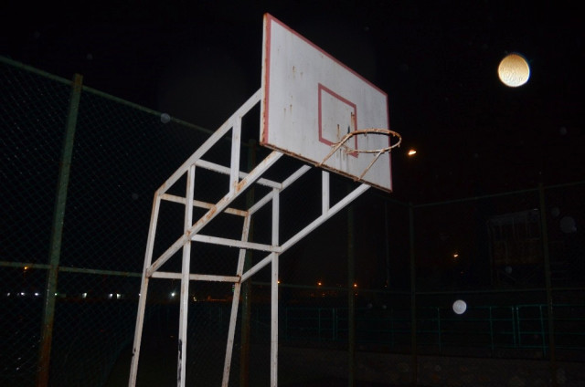 Kendini Basket Potasına Asan Genci, Polis Son Anda Kurtardı