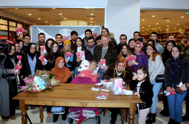 Engelli Kızın Tek Parmağı Ile Yazdığı Kitaba İmza Günü Düzenlendi