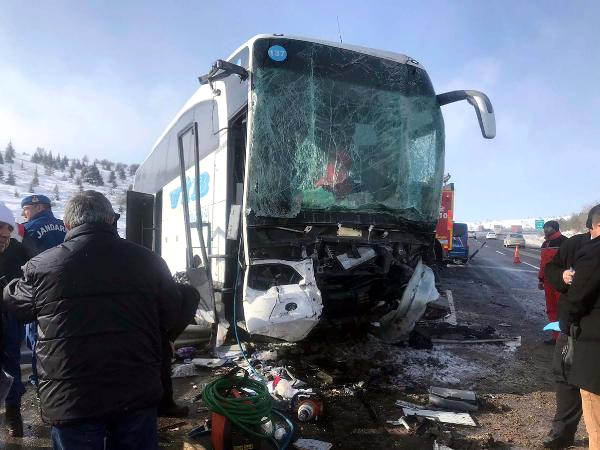 Yolcu Otobüsü, Hurda Yığınına Döndü: 1 Ölü, 8 Yaralı
