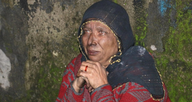 Elektrikler Kesilince Mum Yakıp Uyuyakalan Yaşlı Kadın, Evinin Yanışını Gözyaşlarıyla İzledi