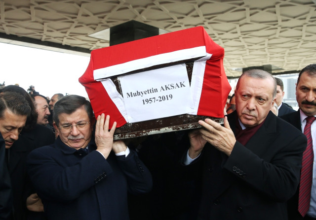 Ak Partili Eski Vekilin Tabutunu Cumhurbaşkanı Erdoğan Ve Davutoğlu Birlikte Omuzladı