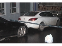 Rüzgar Nedeniyle Elektrik Direği Lüks Otomobilin Üstüne Devrildi