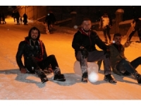 Sokağı Kayak Merkezine Çevirdiler