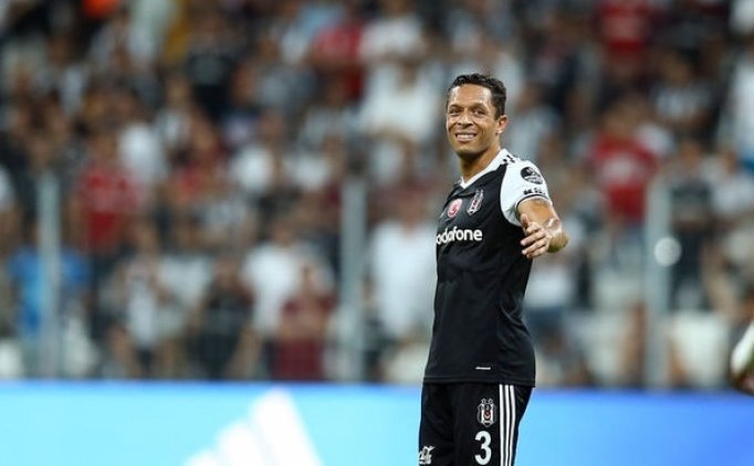 Beşiktaş Borcu Ödedi, Adriano Takımda Kaldı