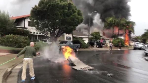 Abd'de, İki Evin Üzerine Uçak Düştü: 5 Ölü, 2 Yaralı