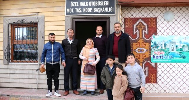 Dalgın Kadın, İçi Altın Dolu Çantayı Otobüs Durağında Unuttu!