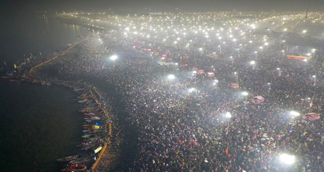 Milyonlarca İnsan, Hindistan'ın Kutsal Gününde Ganj Nehri'ne Girdi