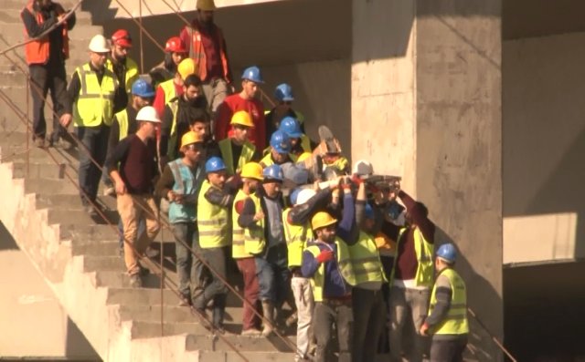 Ayağı Kırılan İşçiyi Arkadaşları Ambulansa Kadar Omuzlarında Taşıdı