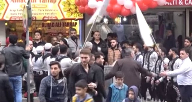 İstanbul'da Suriye Marşı Ve Suriye Bayrakları Ile Yapılan Açılış Büyük Tepki Topladı
