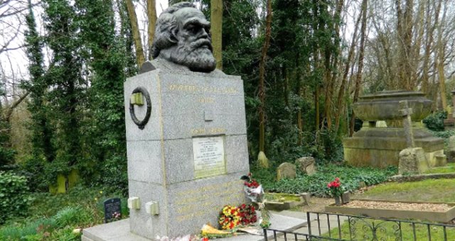 Karl Marx'ın Mezarına Çekiçli Saldırı