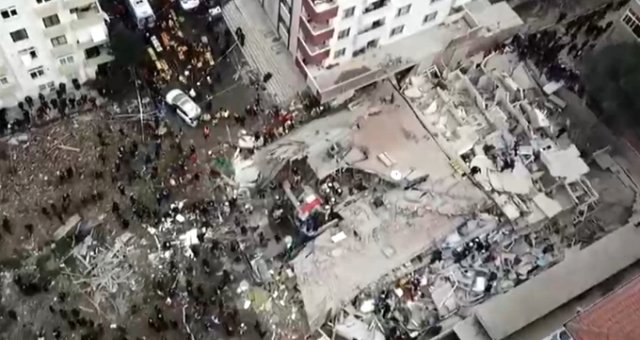 İşte İstanbul'da Yıkılan Binanın Çökmeden Önceki Hali