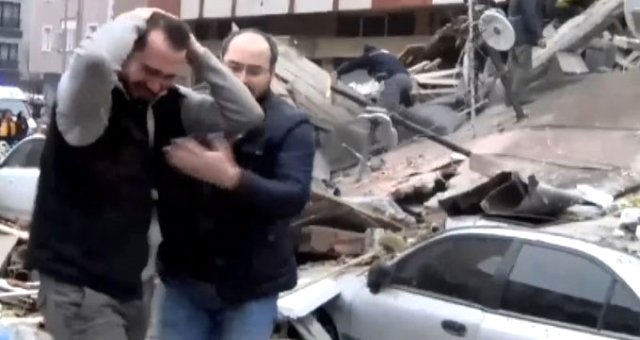 Yakını Enkaz Altında Kalan Vatandaşın Çaresizliği Kameraya Yansıdı