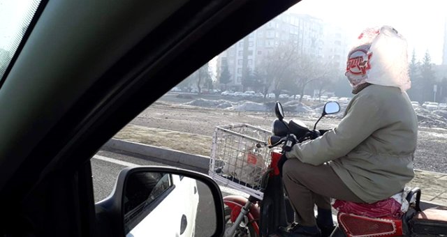 Motosiklet Sürücüsü Kafasına Kask Yerine Poşet Taktı