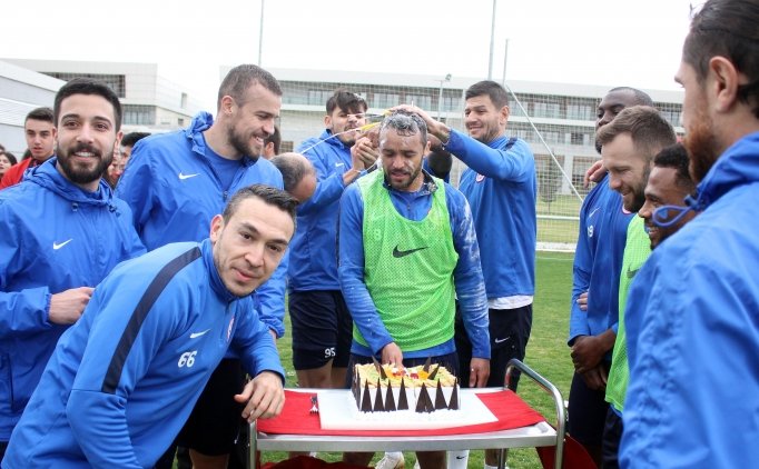 Antalyaspor'da Charles'a Doğum Günü Sürprizi