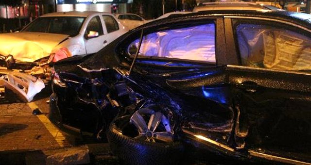 Çarpışan Araçların, Park Halindeki Otomobillerin Üzerine Savrulduğu Kazada Faciadan Dönüldü