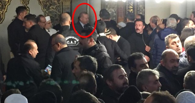 Cami İmamının Verdiği Vaazı Kesip Erdoğan'ı Karşılaması Sosyal Medyada Olay Oldu