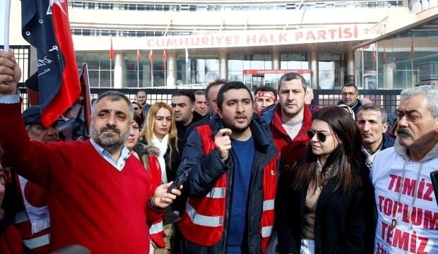 Chp'de Kazan Kaynıyor! Kırmızı Yelekliler Genel Merkez Önünde Toplandı