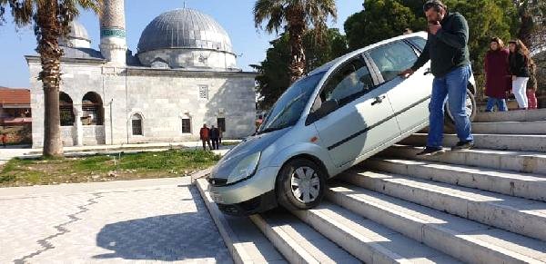 Yolun Bittiğini Anlamayan Sürücü, Merdivende Asılı Kaldı