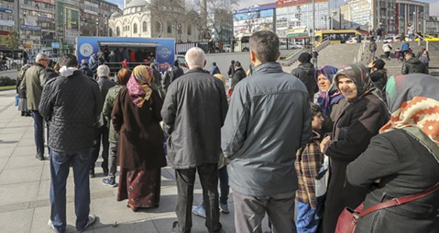 Chp Seçim Otobüsü, Tanzim Çadırı Önünde Barış Manço'nun 'domates, Biber, Patlıcan' Şarkısını Çaldı