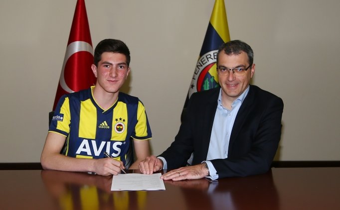 Fenerbahçe, Genç Yeteneğe Imzayı Attırdı