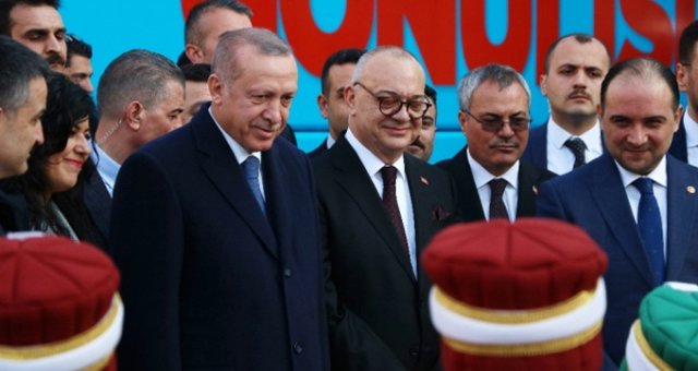 Cumhurbaşkanı Erdoğan, Minik Mehteranların Sürprizini İlgiyle İzledi