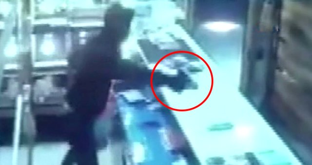 Cani Hırsızın, Kuyumcuya Kurşun Yağdırdığı Anlar Güvenlik Kamerasına Yansıdı
