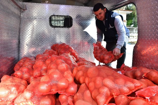İzmir Büyükşehir Belediyesi, İhtiyaç Sahibi Ailelere Ücretsiz Olarak Patates Ve Soğan Dağıtımına Başladı