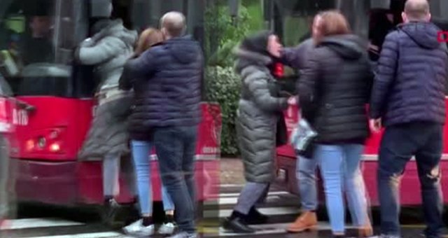 Halk Otobüsünün Önünü Kesen Kadınlar Şoföre Yumruklarla Saldırdı