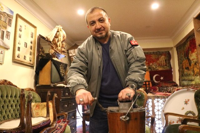 35 Yıl Önce Ütü Ile Başladığı Antika Tutkusu İşi Oldu