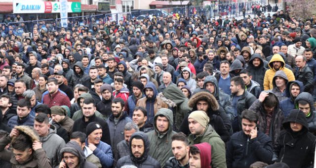 Ttk'nın İşçi Alımı Kura Törenine Sığmayan Adaylar Salonun Dışına Taştı