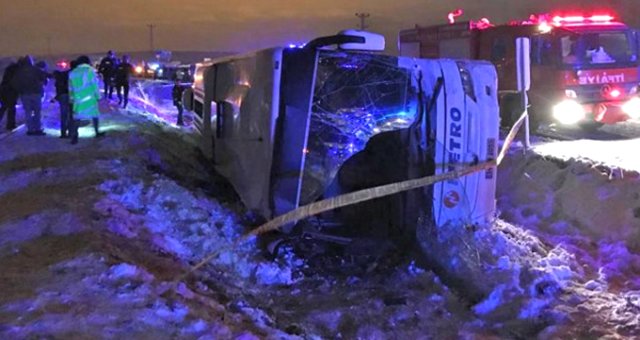 Yolcu Otobüsü Şarampole Devrildi! Ölü Ve Yaralılar Var