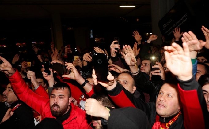 Galatasaray Taraftarından Havalimanında Karşılama