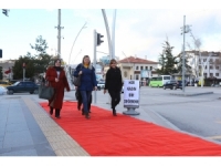 Kadınların Yollarına Kırmızı Halı Serdiler