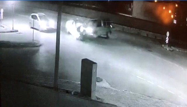 İki Aracın Kafa Kafaya Çarpıştığı Kaza, Güvenlik Kameralarına Saniye Saniye Yansıdı