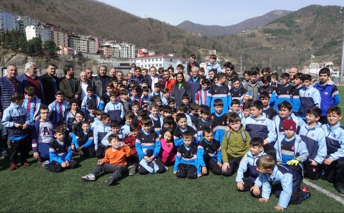 Ünal Karaman Futbol Okulu Ziyaret Etti