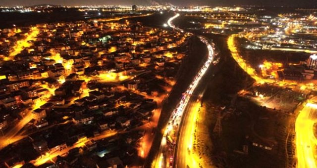 Kocaeli Tem'de Kontrolden Çıkan Tir Devrildi, 10 Kilometre Araç Kuyruğu Oluştu