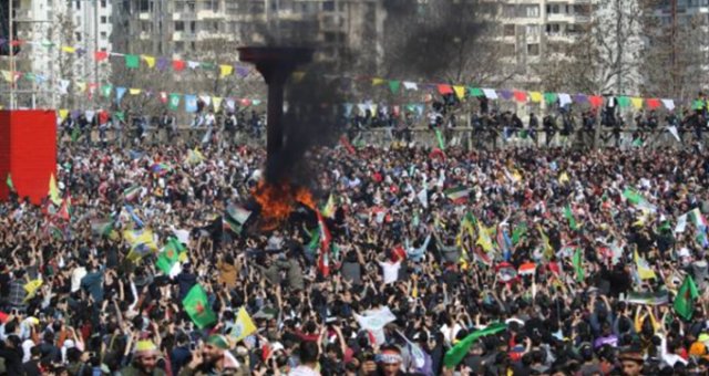 Diyarbakır'da Nevruz Ateşi Yakıldı