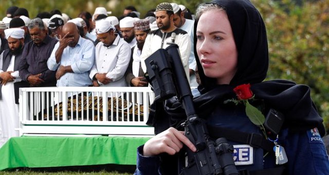 Yeni Zelanda'da Mezarlıkta Görev Yapan Kadın Polisten Anlamlı Hareket