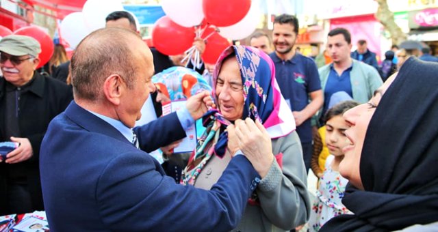 Chp'li Belediye Başkan Adayı, Sokak Sokak Gezip Başörtüsü Dağıttı