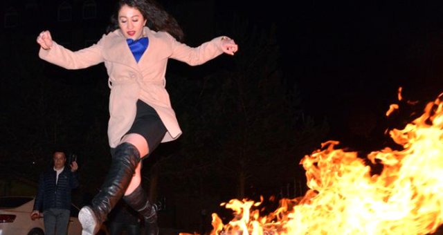 İranlı Turistler, Palandöken'de Nevruz Ateşinden Atladı