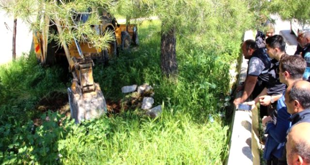 Mahalle Sakinlerinin Arazide Buldukları Mezar Polisi Alarma Geçirdi