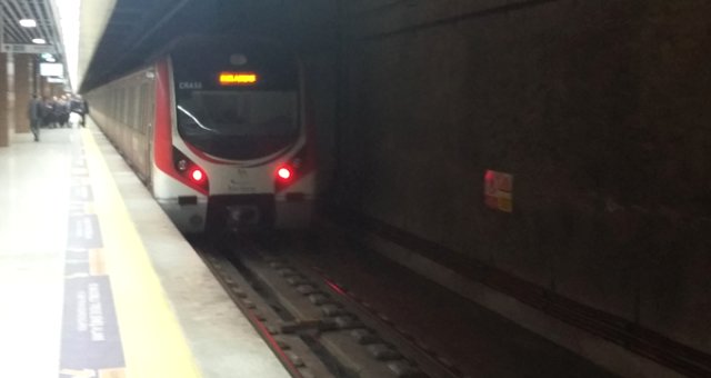 Marmaray'da Gergin Dakikalar! Yüzlerce Yolcu Vagonlarda Bekletildi