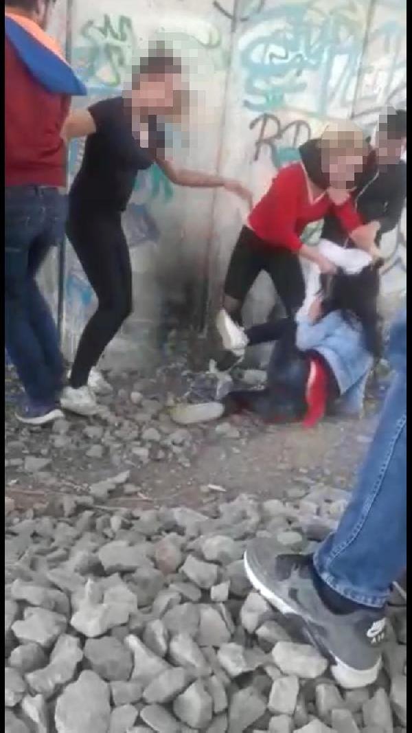 Genç Kızı Saçlarından Tutup Tekme Tokat Dövdüler, Dehşeti Kaydettiler